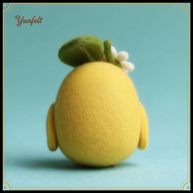 Sassy Chick with Daisy & Leaf Hat – Grumpy Wool Felt Desk Pet