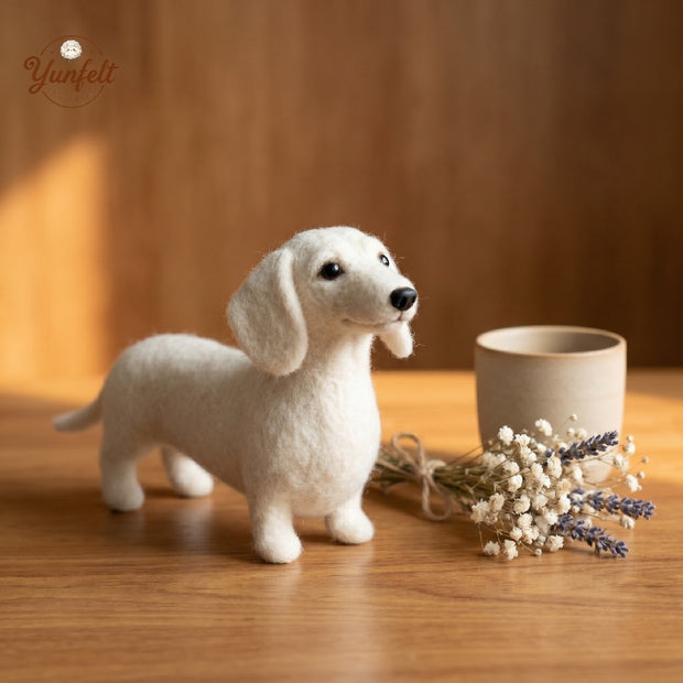 Miniature Dachshund – Long‑Bodied Wool Felt Desk Companion