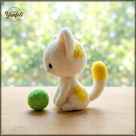 Purple Spotted White Cat with Yarn Ball – Wool Felt Cozy Desk Pet