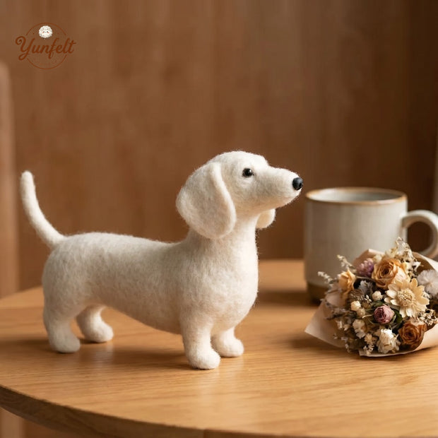 Miniature Dachshund – Long‑Bodied Wool Felt Desk Companion